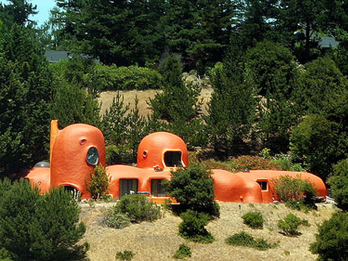 5. La maison PierrafeuVille : Burlingame, dans l'État américain de CalifornieCette maison a été conçue par l'architecte William Nicholson dans les années 70. Les constructeurs ont d'abord déployé un treillis métallique sur des ballons de montgolfière, qu'ils ont ensuite enduits de béton.