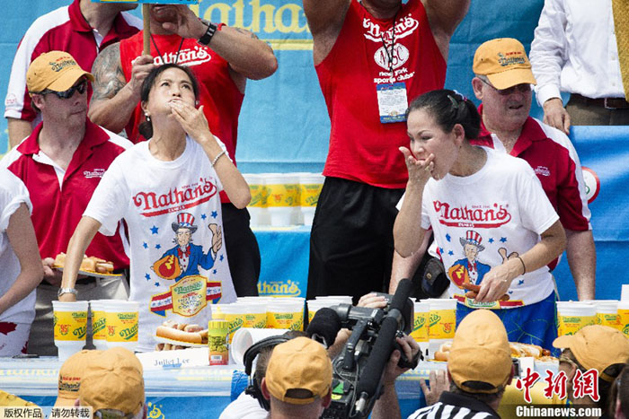 La championne Sonya Thomas (D) a elle dévoré 37 hot-dogs en 10 minutes.