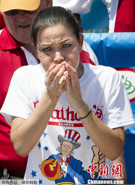 La championne Sonya Thomas a elle dévoré 37 hot-dogs en 10 minutes.