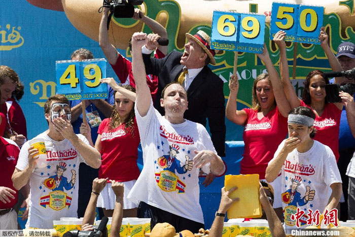 Le 4 juillet 2013, l'Américain Joey Chestnut a dévoré 69 hot-dogs en 10 minutes, ainsi remportant sa septième victoire consécutive du concours des plus gros mangeurs de hot-dogs. 