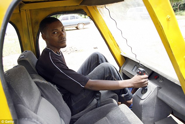 Abdullahi à bord de son hélicoptère qui ressemble à une voiture.  