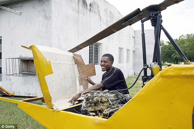 Mubarak Muhammed Abdullahi, un étudiant nigérian en physique, utilise les pièces et fragments de vieilles voitures et motocyclettes pour construire son propre hélicoptère dans sa cour. 