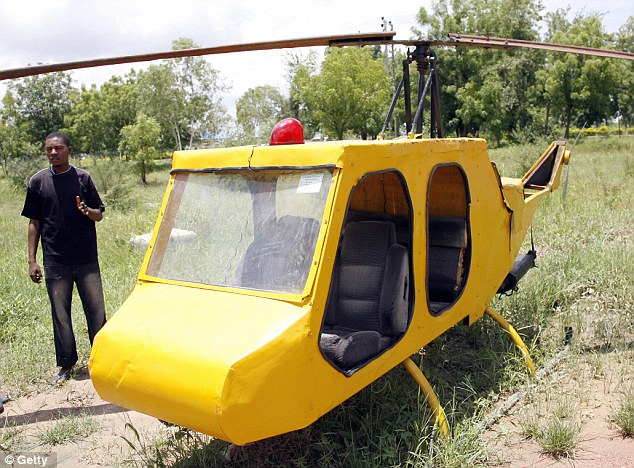 En 2007, à Kano au Nigeria, Mubarak Muhammed Abdullahi, étudiant âgé de 24 ans, à côté de son hélicoptère. 