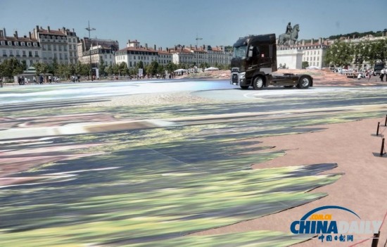 'Un truck de ouf' :un artiste français crée la plus grande œuvre de street art en 3D (6)