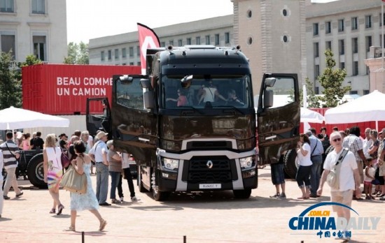 'Un truck de ouf' :un artiste français crée la plus grande œuvre de street art en 3D (7)