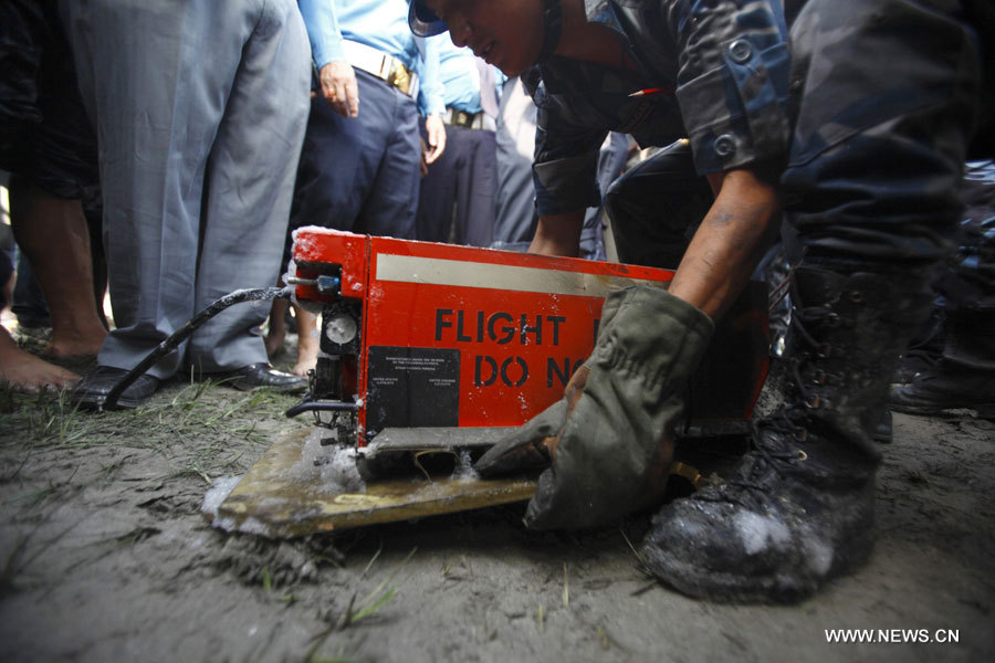 Un avion de la compagnie Sita Air, à destination de Lukla, s'est écrasé quelques minutes après son décollage de l'aéroport international de Tribhuvan à Katmandou, la capitale népalaise, le 28 septembre 2012. Au total 19 personnes, à savoir 16 touristes et trois membres d'équipage, ont trouvé la mort et trois autres ont été grièvement blessées