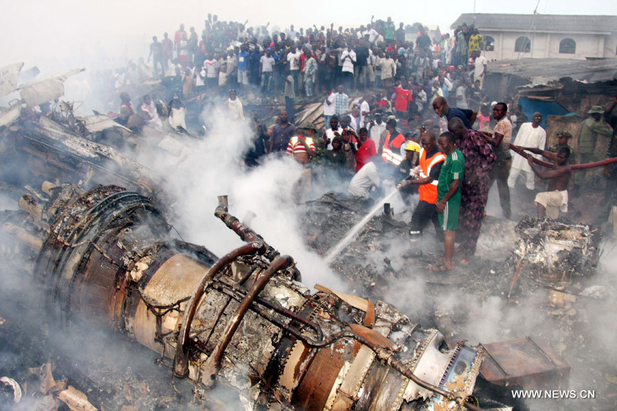 Un avion de ligne de Dana Air qui a décollé le 3 juin 2012 de la capitale nigériane Abuja s'est écrasé sur une zone résidentielle de Lagos, tuant les 153 personnes qui se trouvaient à bord et 40 autres personnes au sol.
