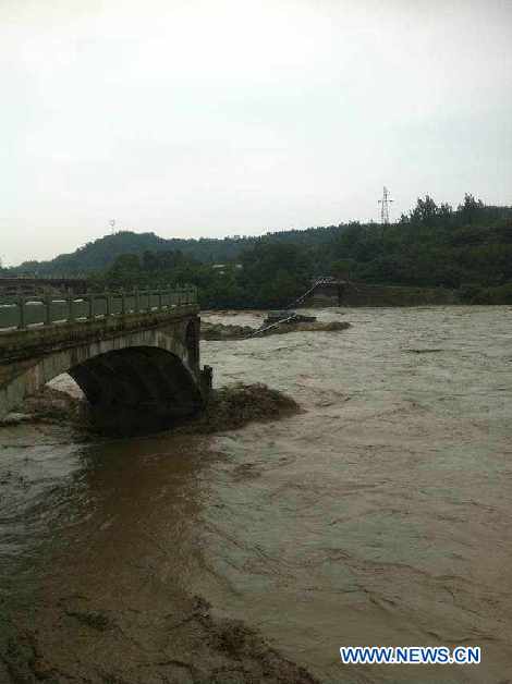 Des véhicules et des piétons tombent dans une rivière après l'effondrement d'un pont au Sichuan (3)