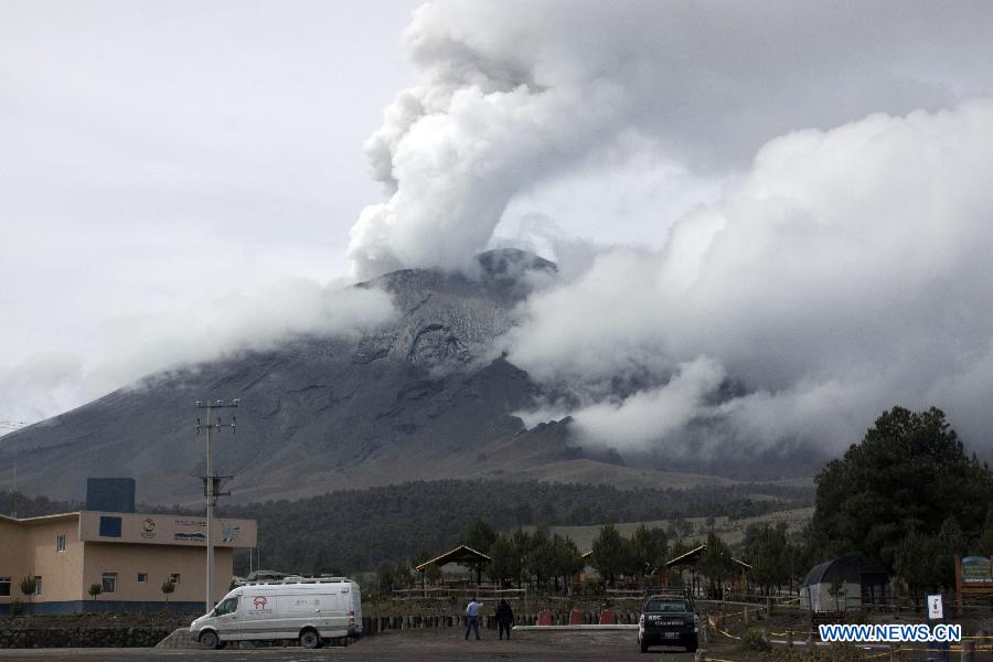 PHOTOS - un volcan mexique entre en éruption (2)