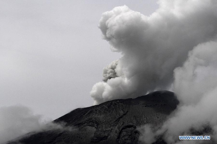 PHOTOS - un volcan mexique entre en éruption