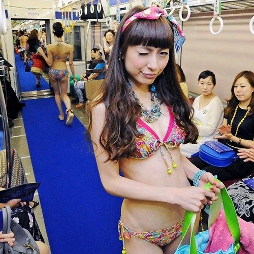 Japon : un défilé de lingerie dans le métro (2)