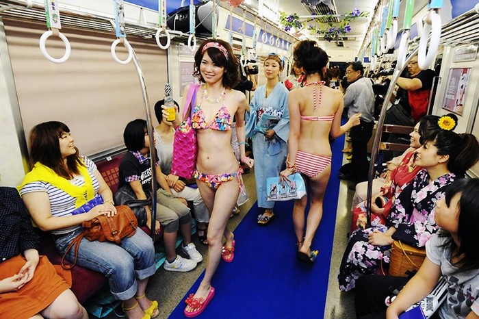 Japon : un défilé de lingerie dans le métro (3)