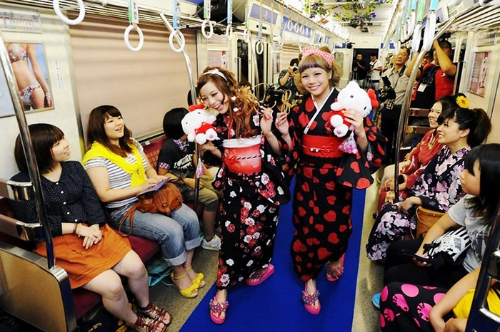 Japon : un défilé de lingerie dans le métro (4)