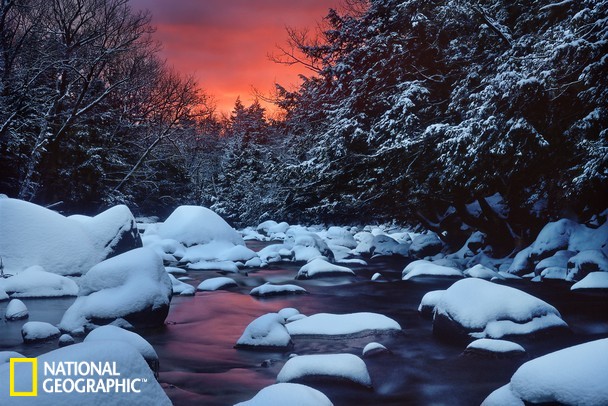 Une rivière recouverte par la neige