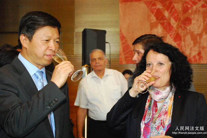 Monsieur Song Tao(à gauche), vice-ministre chinois des affaires étrangères ; Sylvie Berman(à droite), ambassadeur de France en Chine