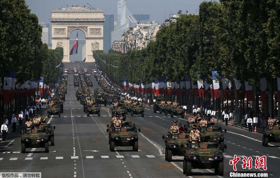 Des véhicules blindés légers des troupes de marine passent sur les Champs-Elysées.