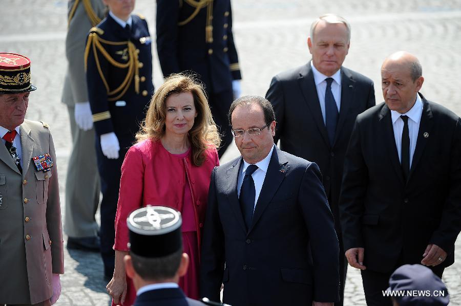 François Hollande, accompagné de Valérie Trierweiler, de Jean-Yves le Driant, Ministre de la Défense (1er à droite) et du Premier Ministre Jean-Marc Ayrault (derrière à droite)