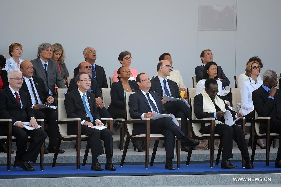 La tribune officielle ; le secrétaire général de l'ONU, Ban Ki-moon, le président croate, Ivo Josipovic, le président malien par intérim, Dioncounda Traoré étaient présents.