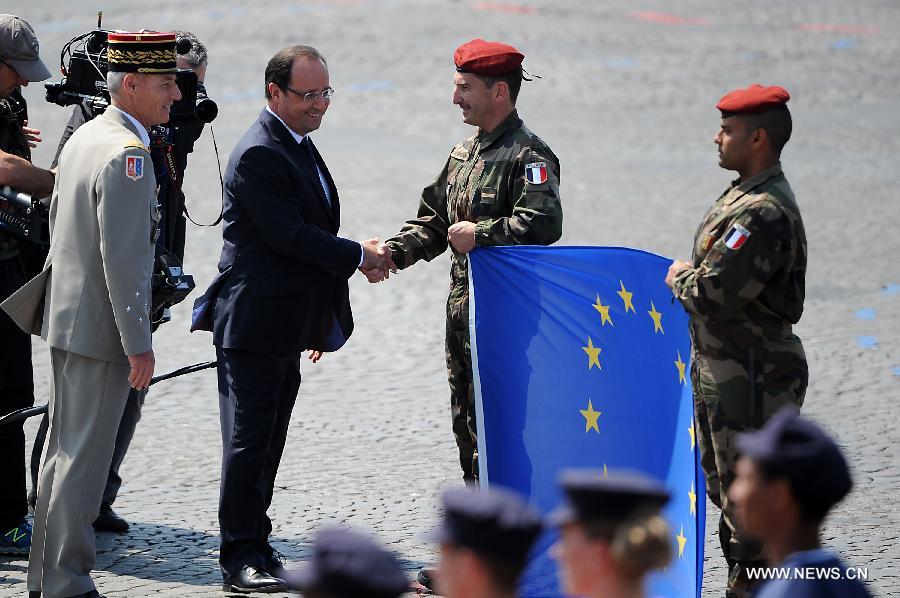 François Hollande salue des membres français de la Brigade Franco-allemande.