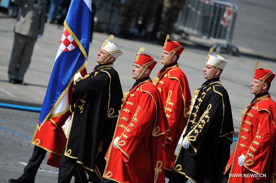 Des soldats de l'armée croate, représentant leur pays qui vient d'entrer dans l'UE.