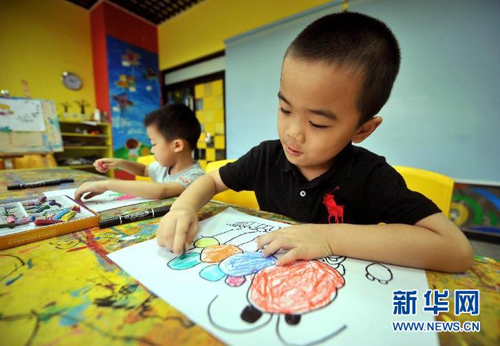 Une classe d'intérêt de peinture à Hainan. (Photo : Xinhua)