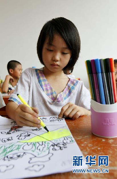 Une classe d'été de peinture dans un centre culturel dans le Guangxi. (Photo : Xinhua)