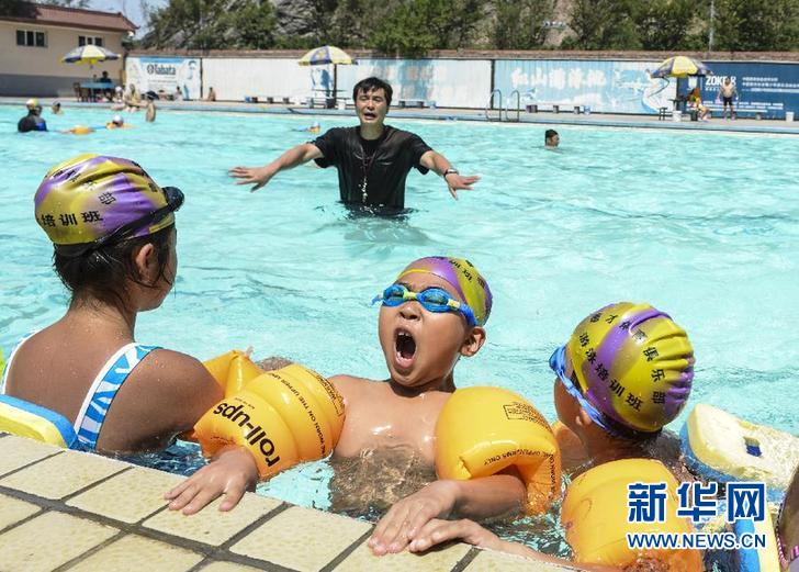 A Urumqi, peu de devoirs permettent aux enfants de bien profiter des vacances d'été. (Photo : Xinhua)
