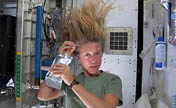 Comment se laver les cheveux dans l'espace