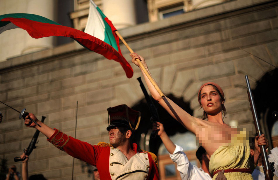 Des manifestants bulgares reproduisent un tableau de Delacroix