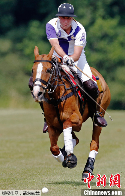 Le prince William joue au polo en attendant la naissance du bébé royal (4)