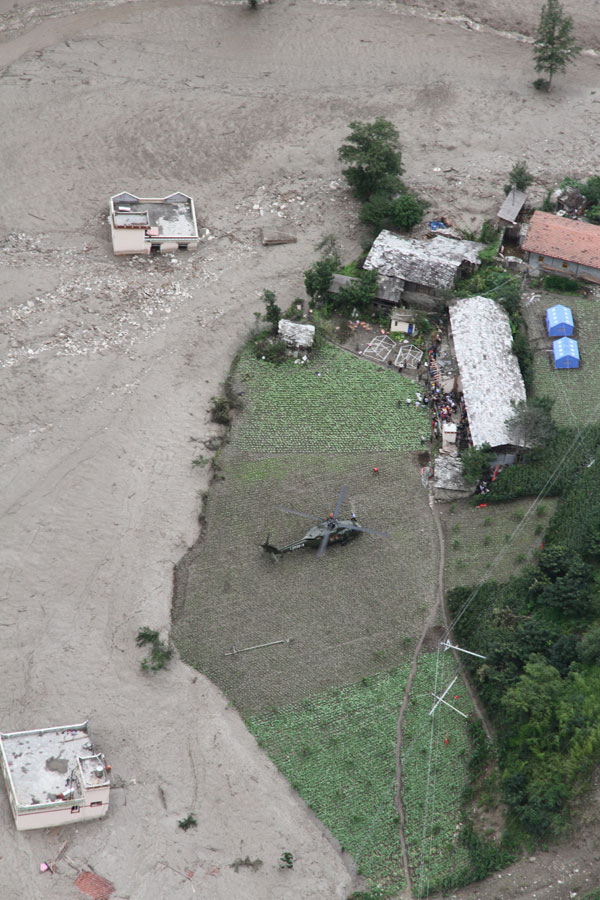 Des hélicoptères de l'APL aident les régions sinistrées par les inondations au Sichuan  (3)