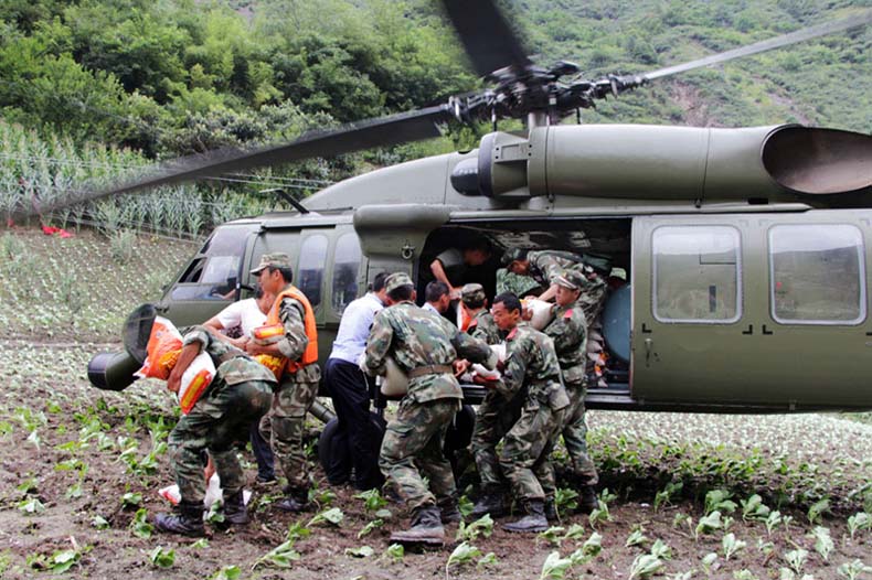 Des hélicoptères de l'APL aident les régions sinistrées par les inondations au Sichuan 