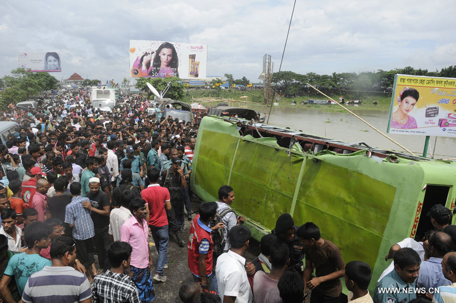 Bangladesh: un autocar finit sa course dans une rivière, 5 morts et 19 disparus  (2)