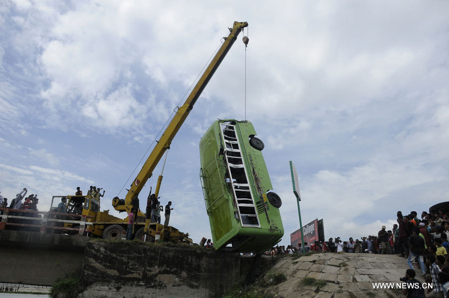 Bangladesh: un autocar finit sa course dans une rivière, 5 morts et 19 disparus 