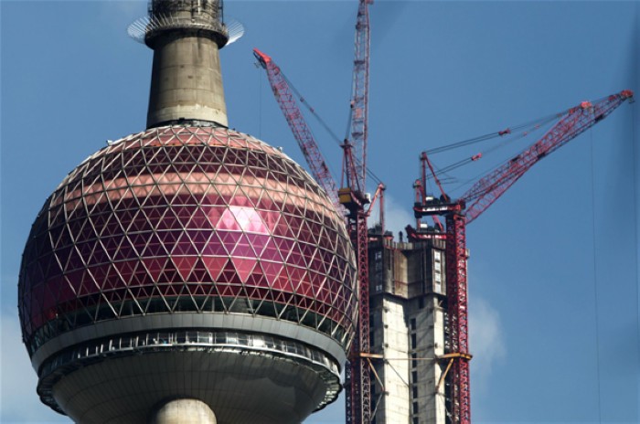 La Shanghai Tower, plus haut bâtiment de Chine, monte à côté de la tour Perle de l'Orient, bâtiment emblématique du quartier commercial et financier de Lujiazui dans la zone nouvelle de Pudong à Shanghai, le 17 juillet 2013. [Photo / Xinhua]