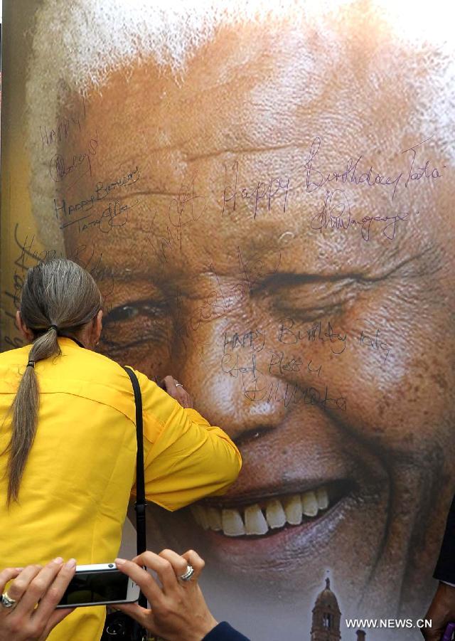 Les Sud-Africains célèbrent le 95e anniversaire de Mandela (5)