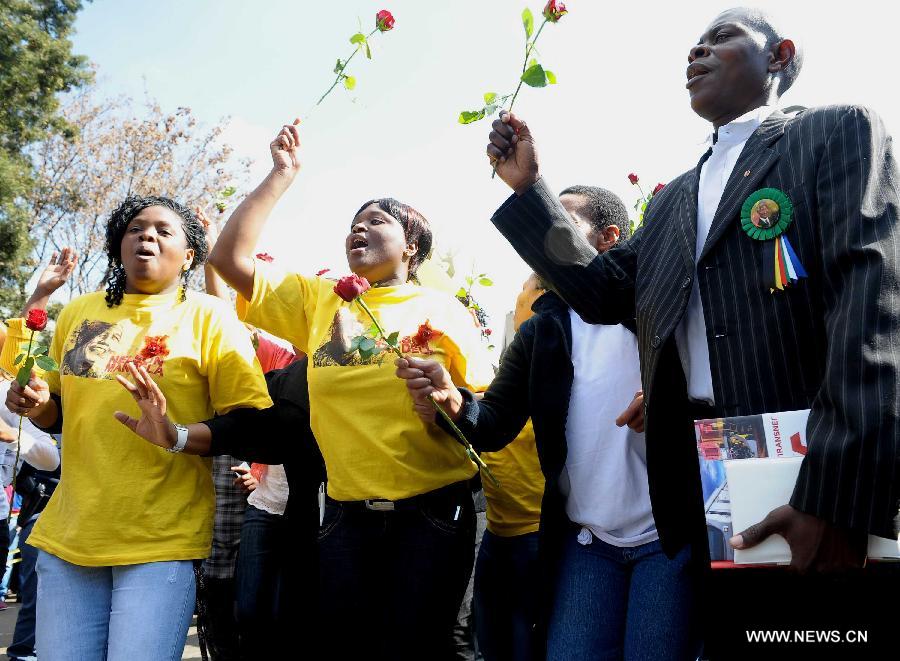 Les Sud-Africains célèbrent le 95e anniversaire de Mandela (4)