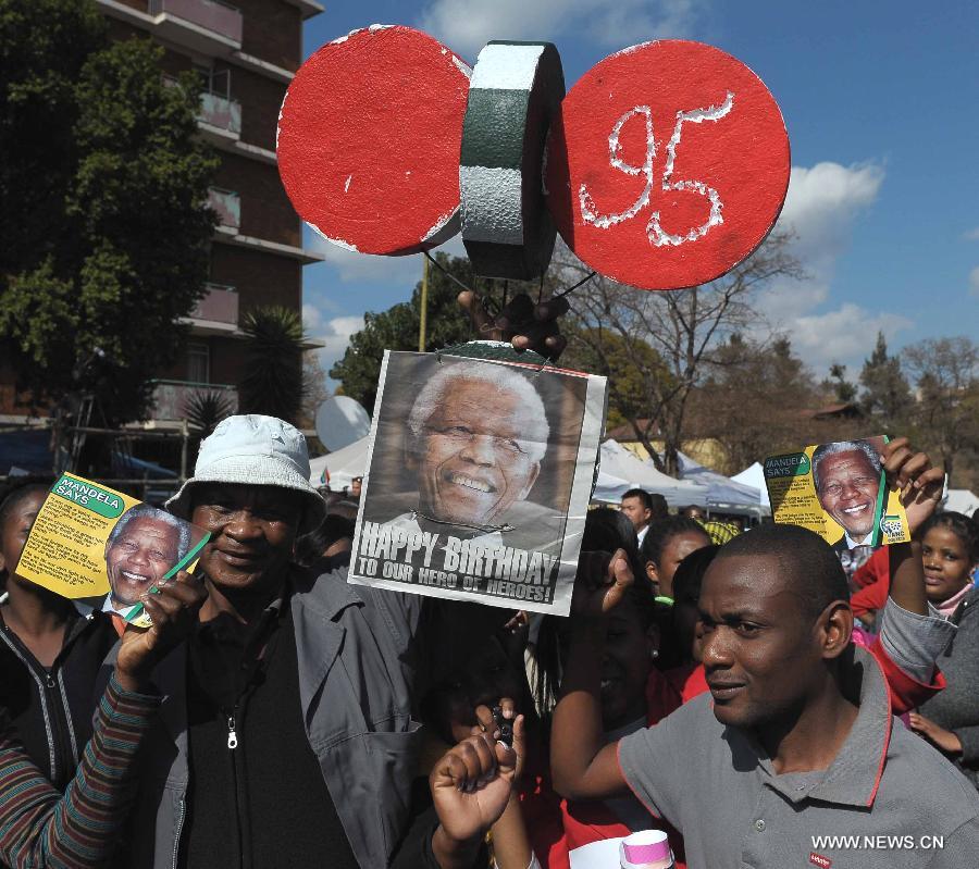 Les Sud-Africains célèbrent le 95e anniversaire de Mandela (3)