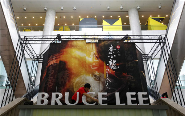 Le 18 juillet 2013 au Musée culturel de Hong Kong, un ouvrier en pleine préparation pour l'exposition consacrée à Bruce Lee bientôt ouverte dans le musée. [Photo : Agences]