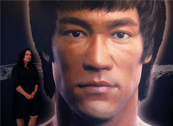Le 18 juillet 2013 au Musée culturel de Hong Kong, Shannon Lee, la fille de Bruce Lee, prenait la posé à côté d'un portrait de son père, lors d'une exposition consacrée à la star qui sera bientôt inaugurée dans le musée et qui sera visible pendant cinq ans. [Photo : Agences]