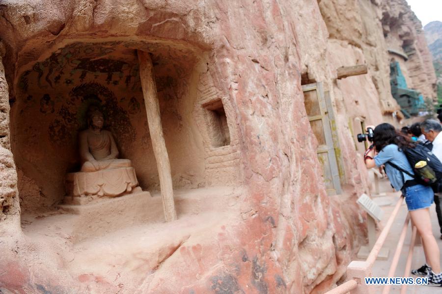 Le 17 juillet 2013, des touristes visitent les grottes du temple Bingling dans le district de Yongjing, la province du Gansu en Chine. [Photo: Xinhua]