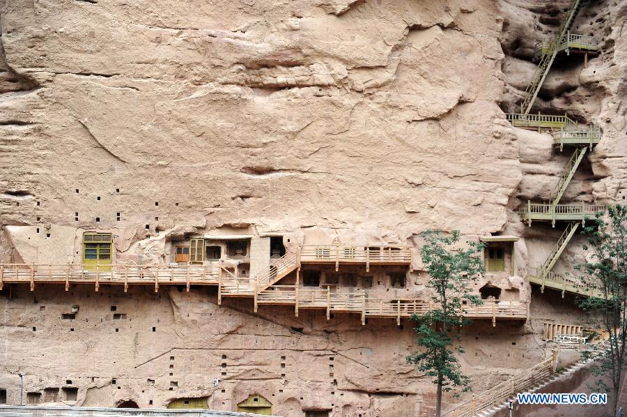 Cliché pris le 17 juillet 2013, permettant d'avoir un aperçu des grottes du temple Bingling situées dans le district de Yongjing, la province du Gansu en Chine. [Photo: Xinhua]