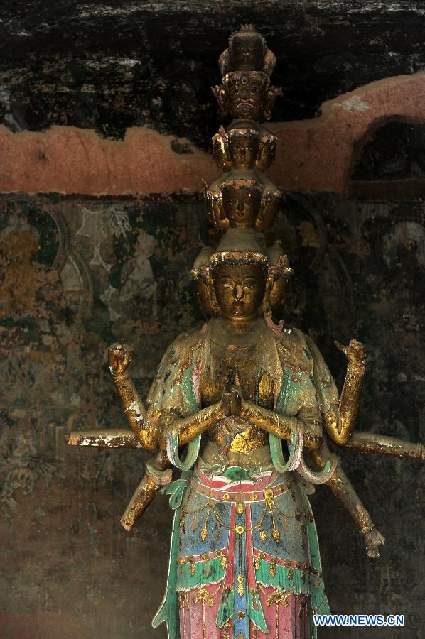 Image prise le 17 juillet 2013 d'une statue de Bouddha dans une grotte du temple Bingling dans le district Yongjing, la province chinoise du Gansu. [Photo: Xinhua]