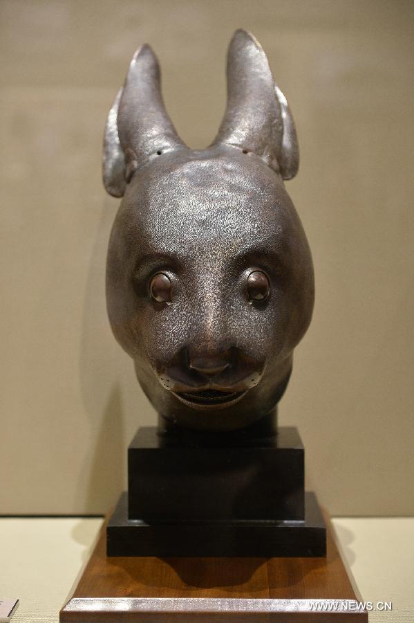 La tête en bronze du lapin, exposée au Musée National de Chine à Beijing, capitale de la Chine, le 18 juillet 2013. Les têtes en bronze du rat et du lapin, données par la famille française Pinault en avril, ont été exposées au musée jeudi. [Photo / Xinhua]