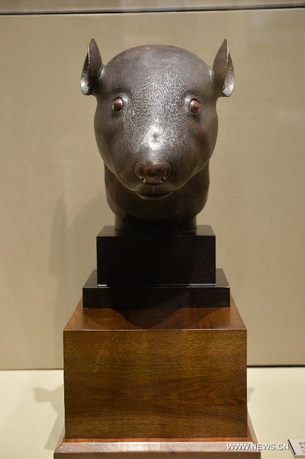 La tête en bronze du rat, exposée au Musée National de Chine à Beijing, capitale de la Chine, le 18 juillet 2013. Les têtes en bronze du rat et du lapin, données par la famille française Pinault en avril, ont été exposées au musée jeudi. [Photo / Xinhua]
