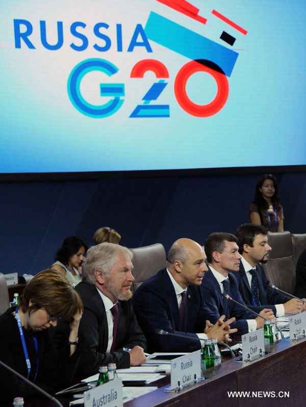 Le ministre russe des Finances Anton Siluanov (centre) parle lors de la réunion des ministres des Finances du G20 à Moscou, le 19 juillet 2013.