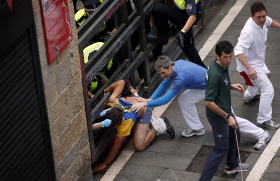 L'homme encorné à trois reprises par un taureau lors de la Feria de Pampelune.