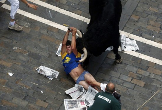 L'homme encorné à trois reprises par un taureau lors de la Feria de Pampelune.