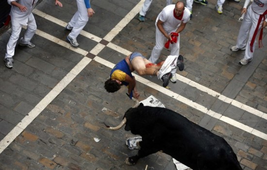 L'homme encorné à trois reprises par un taureau lors de la Feria de Pampelune.