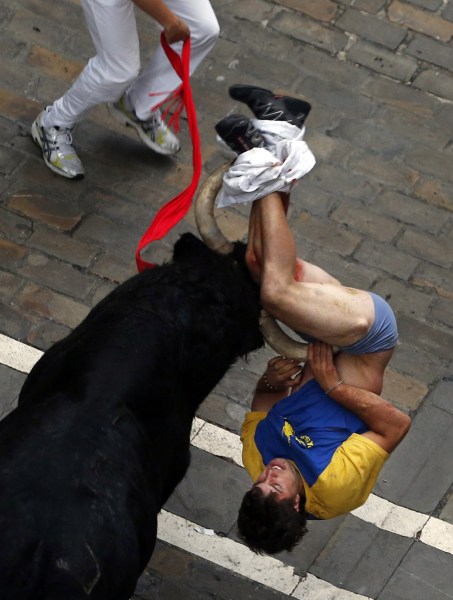 L'homme encorné à trois reprises par un taureau lors de la Feria de Pampelune.